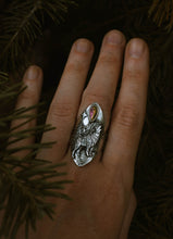 Load image into Gallery viewer, Howling Wolf Shield Ring Size 7.5